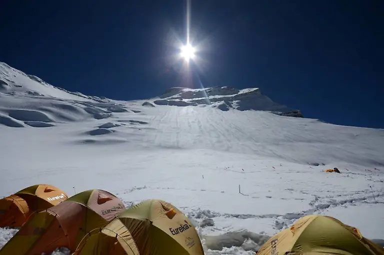 21-Gipfel-zum-Greifen-nah-und-doch-so-fern-gute-1100-hoehenmeter-fehlen-noch-von-Lager-2