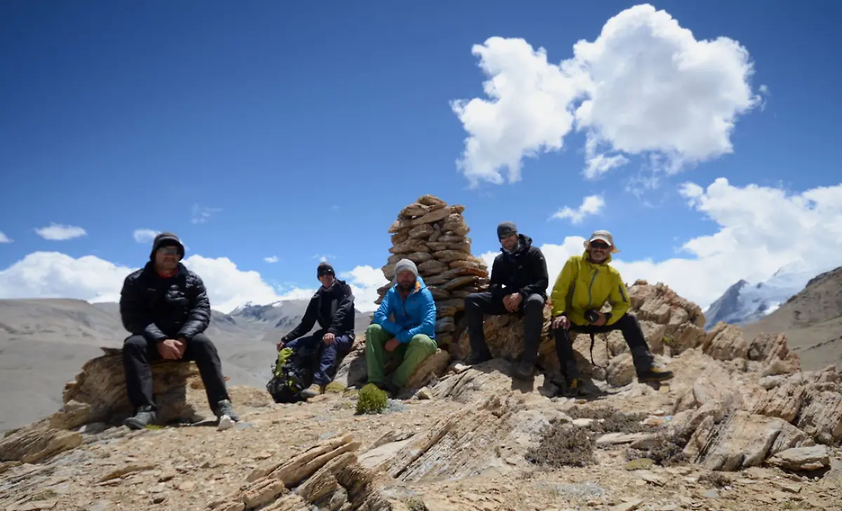 7-Stephan-Keck-mi-und-vier-Teilnehmer-bei-einer-Akklimatisierungswanderung