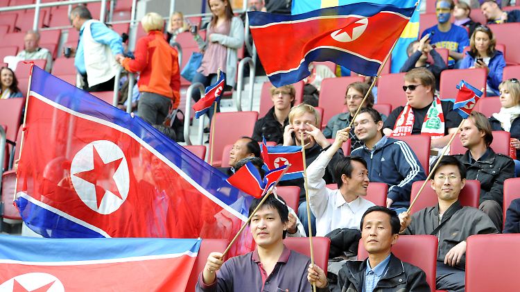 Enttäuschung im Fanblock: die Anhänger von Nordkoreas Fußballfrauen dürfen nur noch bei einem WM-Spiel eifrig Fähnchen schwenken.