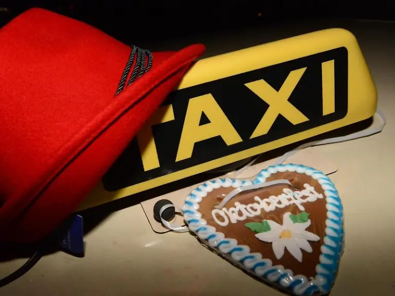Zum-Oktoberfest-sollte-man-besser-nicht-mit-dem-eigenen-Auto-anreisen-schon-garnicht-wenn-man-eine-Mass-geniessen-moechte