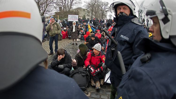 Polizisten und linke Gegendemonstranten nahe des Hauptbahnhofs in Dresden.