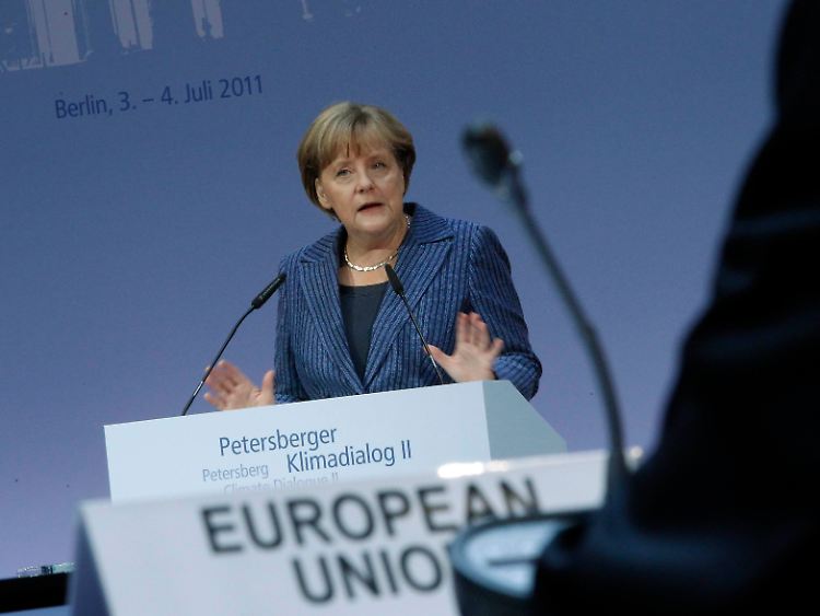 2011 unternimmt Merkel mit dem Peterberger Dialog einen neuen Versuch, etwas zu bewegen.