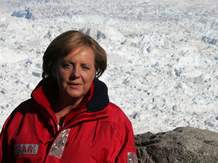 Merkel im Grönland-Eis: Die Aufnahmen von 2007 wurden zum Symbol für die "Klimakanzlerin". Danach wurde es merklich ruhiger um sie; nichts geschah.