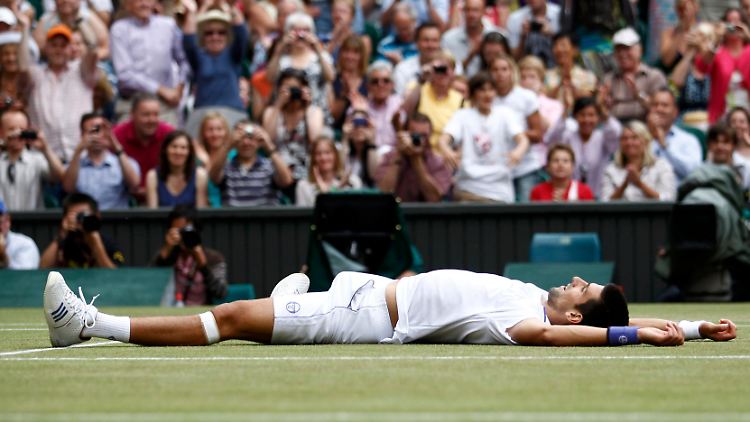 Ziel erreicht, Traum erfüllt: Novak Djokovic, Wimbledon-Sieger 2011 und neue Nr. 1 der Tenniswelt.