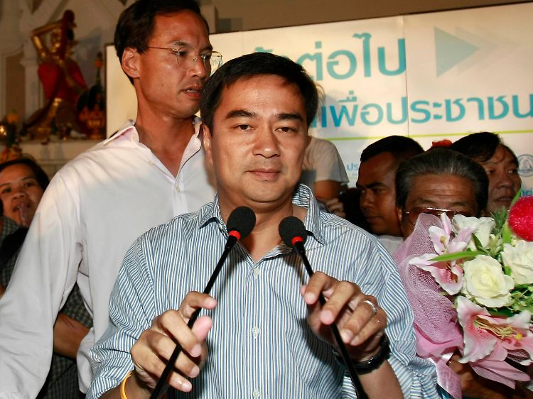 Seit beinahe 20 Jahren haben die Demokraten des bisherigen Ministerpräsidenten Abhisit keine Parlamentswahl mehr für sich entscheiden können.