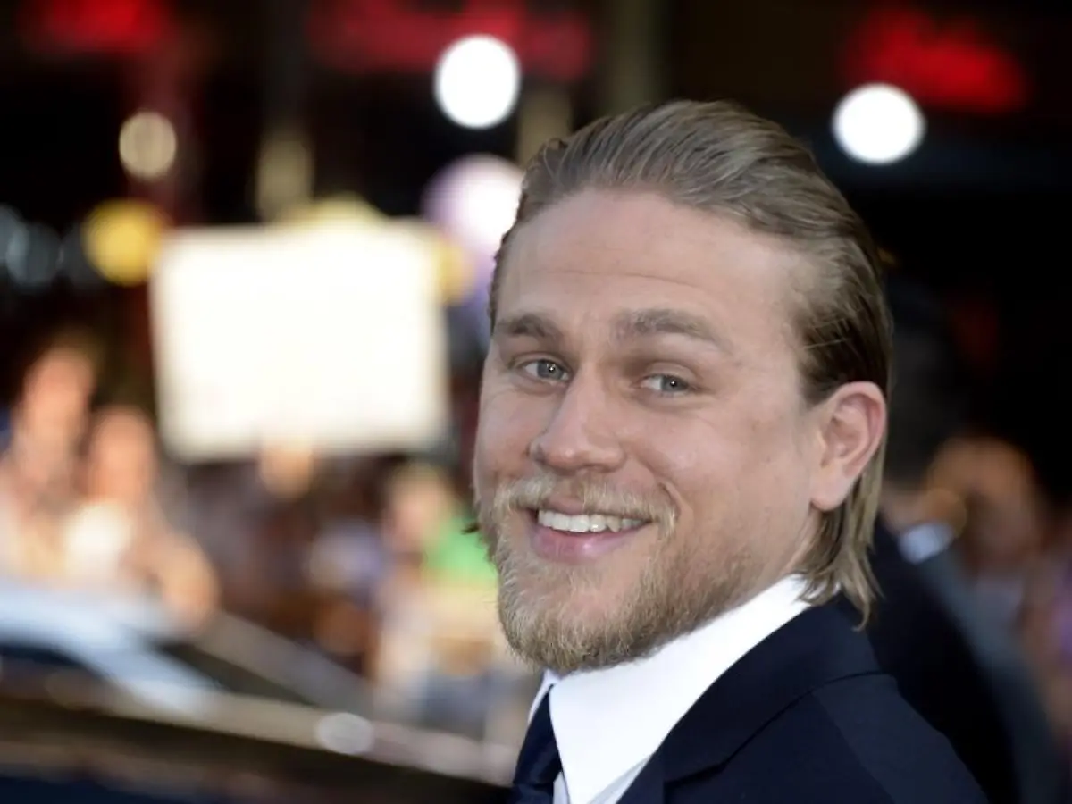 Charlie-Hunnam-ist-gern-draussen-in-der-Natur