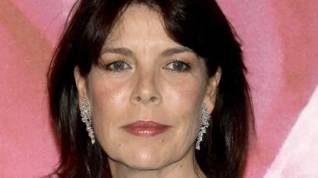 Prinzessin-Caroline-von-Hannover-versucht-sich-gegen-Paparazzi-Fotos-zu-wehren