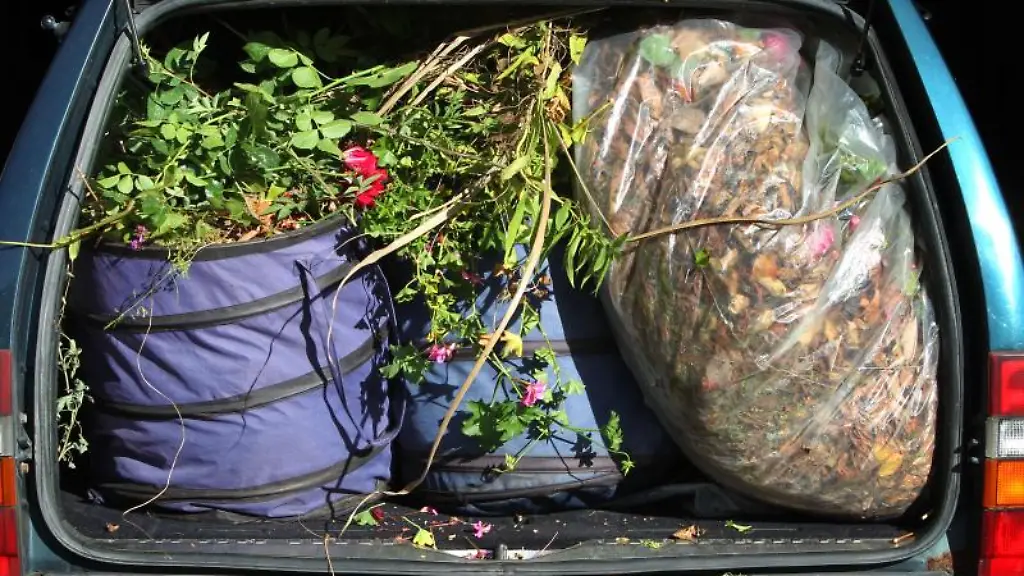 Wer-den-ganzen-Gartenabfall-nicht-im-Auto-haben-moechte-leiht-sich-besser-einen-Anhaenger-Fuer-das-Fahren-mit-Gespann-ist-jedoch-etwas-Uebung-erforderlich