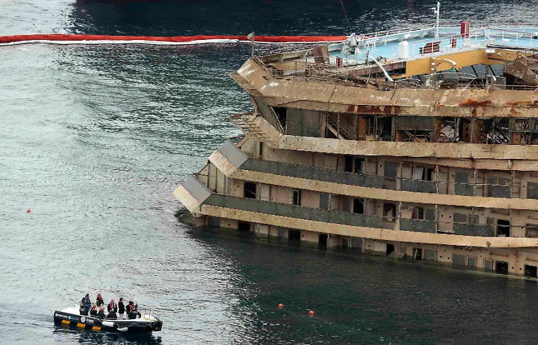 2013-09-17T082144Z-159509162-GM1E99H18SE01-RTRMADP-3-ITALY-SHIP-JPG2932538158240694636