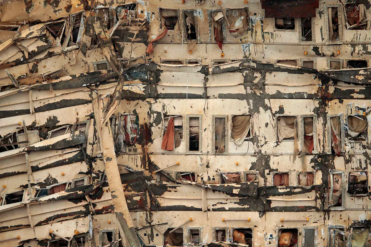 2013-09-17T081630Z-1712990201-GM1E99H18BE01-RTRMADP-3-ITALY-SHIP-JPG3268053417146137758