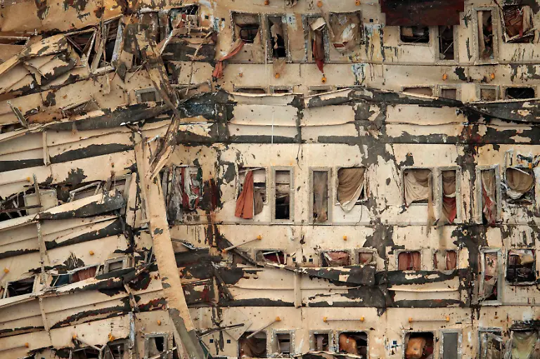 2013-09-17T081630Z-1712990201-GM1E99H18BE01-RTRMADP-3-ITALY-SHIP-JPG3268053417146137758