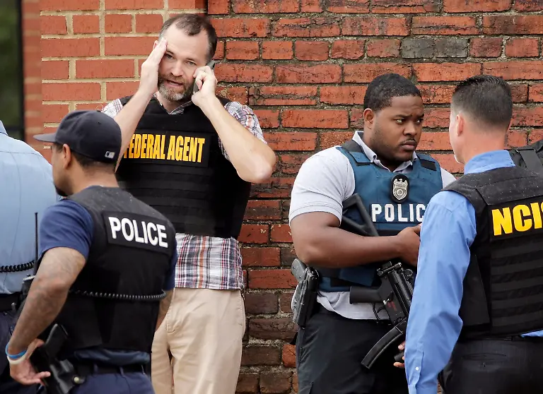 2013-09-16T145542Z-810862733-GM1E99G1RK701-RTRMADP-3-USA-NAVY-SHOOTING-JPG7048352875486040991