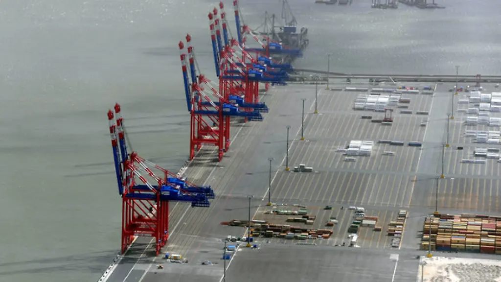 Die-leere-Kaje-des-Hafens