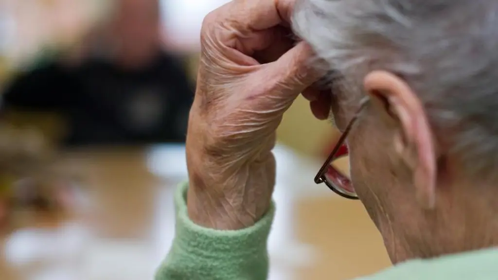 Demenzkranke-Frau-im-Altenheim