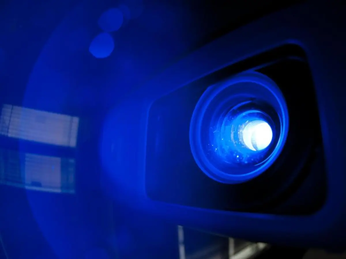 Eine-kleine-Linse-macht-grosses-Kino-Guenstig-sind-gute-Beamer-nicht-fuer-Cineasten-kann-sich-die-Anschaffung-aber-trotzdem-lohnen