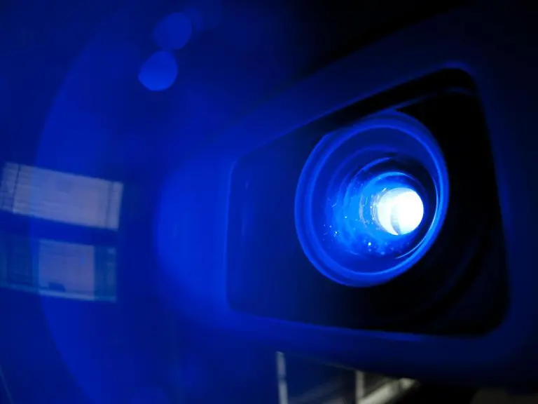 Eine-kleine-Linse-macht-grosses-Kino-Guenstig-sind-gute-Beamer-nicht-fuer-Cineasten-kann-sich-die-Anschaffung-aber-trotzdem-lohnen