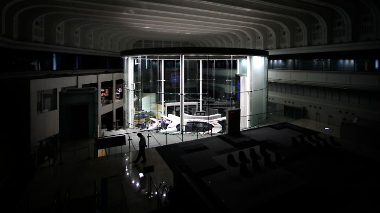Kein Licht und keine Klimaanlage im Besucherbereich: Japan lebt mit der Strom-Sanktionierung.