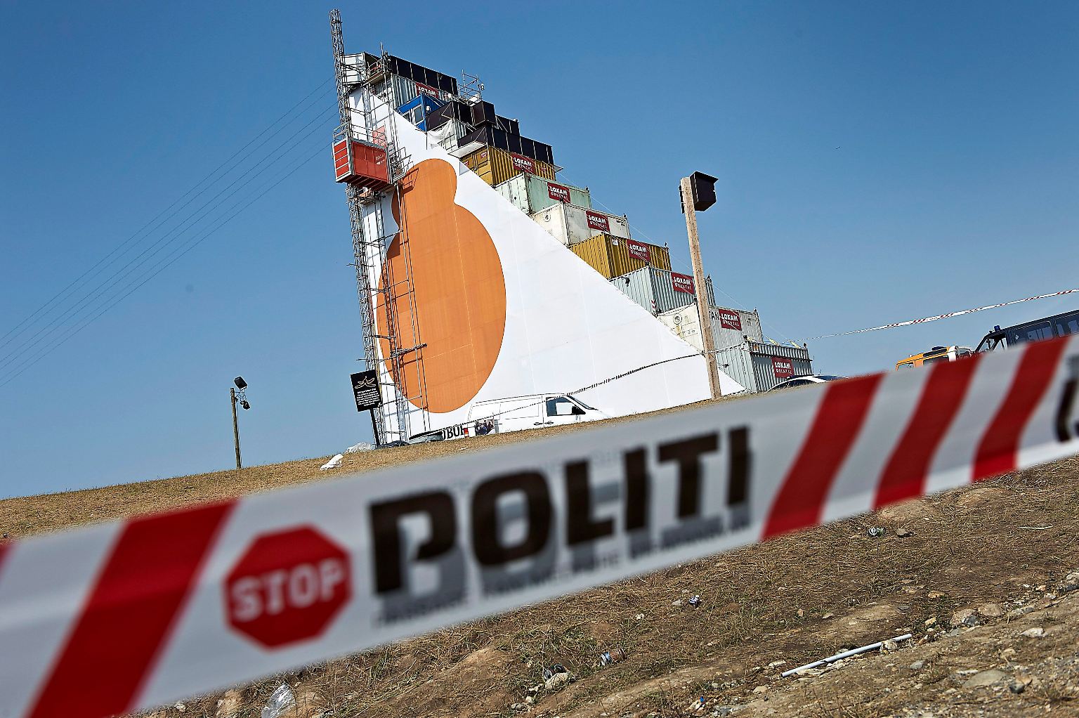 Ein Absperrband auf dem Areal des Roskilde-Festivals in Dänemark zeugt von dem tragischen Unglück, das sich hier zugetragen hat. Eine 35-jährige Deutsche aus Berlin stürzte von diesem Turm einer Seilbahn in den Tod. Die Hintergründe des Vorfalls ...