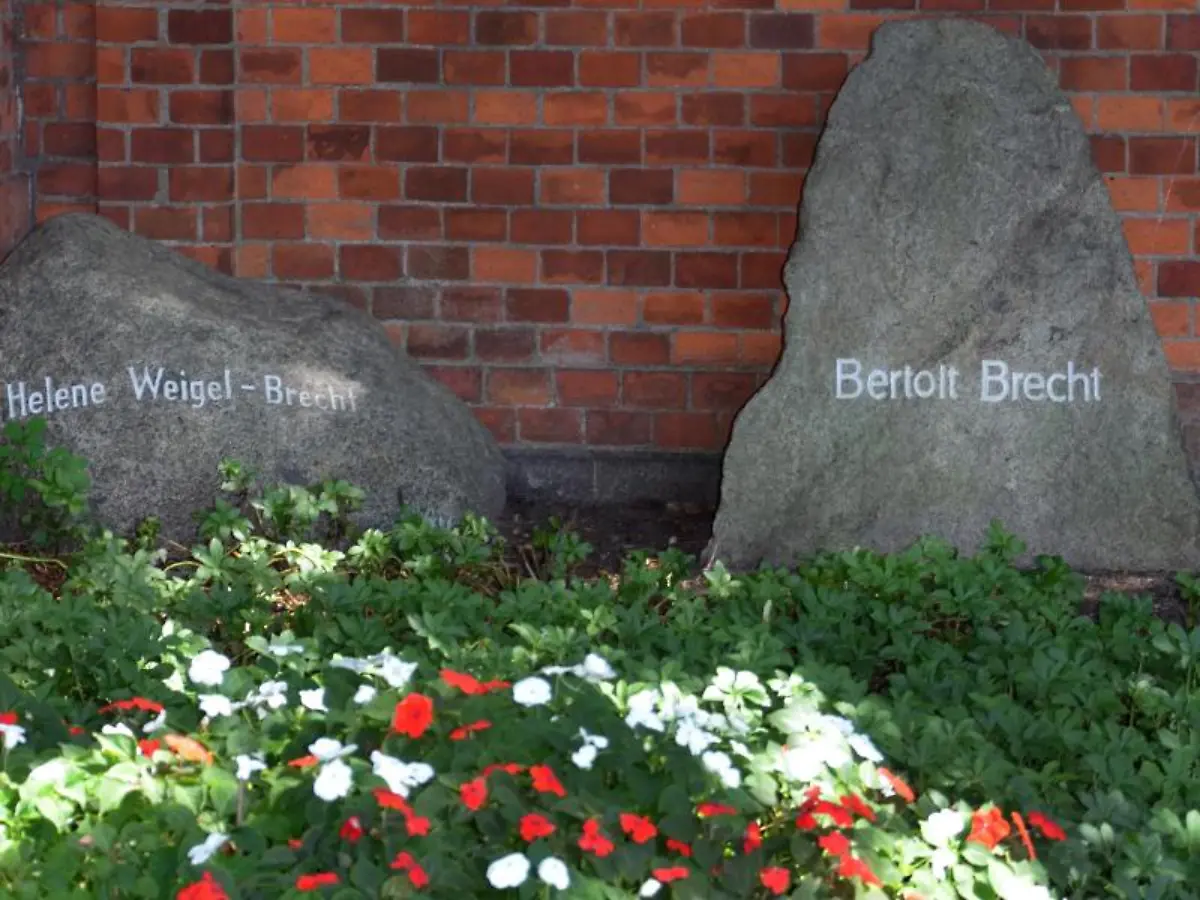 Zeigen-wer-man-war-auf-dem-Dorotheenstaedtischen-Friedhof-gibt-es-auch-einige-Grabmaeler-die-schon-durch-ihre-Groesse-auffallen-Friedrich-Eduard-Hoffmann-war-mit-Oefen-zum-Herstellen-von-Ziegelsteinen-reich-geworden