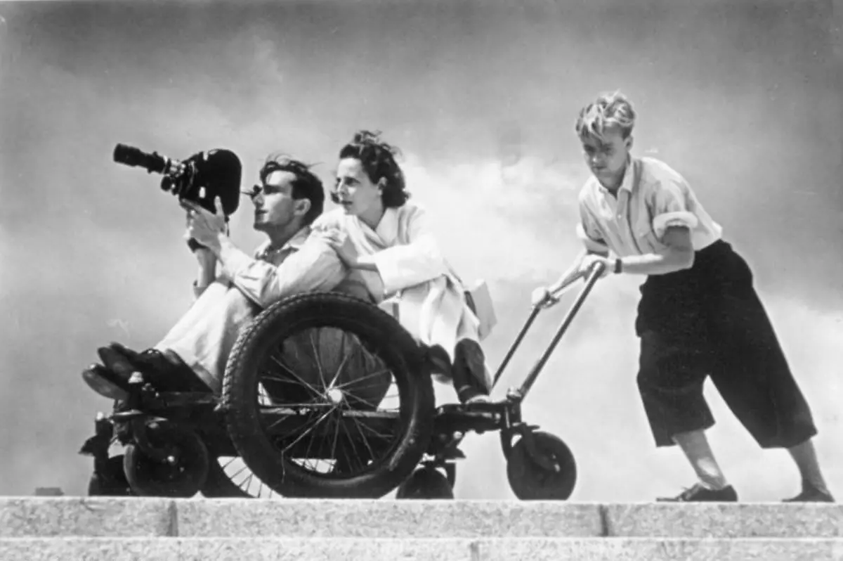Bundesarchiv-Bild-146-1988-106-29-Leni-Riefenstahl-bei-Dreharbeiten