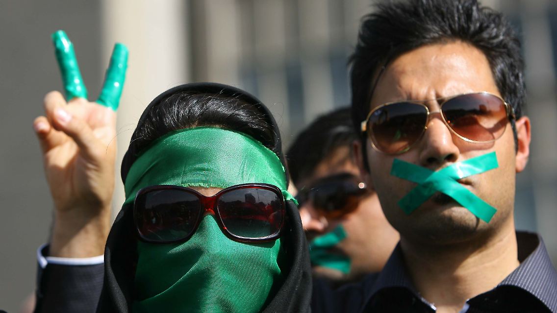Schwarz als Zeichen der Trauer und Grün als Zeichen der Hoffnung auf Wandel: Demonstranten in Teheran.