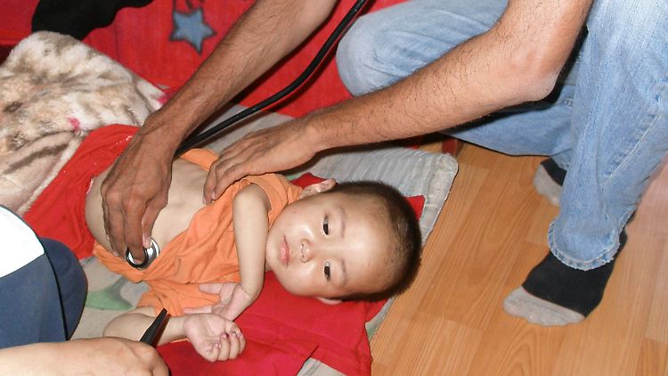Ein Experte des Welternährungsprogramms bewertet den Gesundheitszustand eines unterernährten Kindes in Nordkorea (Archivbild vom 20. Juni 2008).