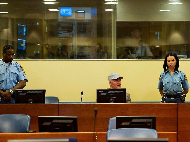 2011-07-04T102251Z_01_JFL06_RTRMDNP_3_WARCRIMES-MLADIC.JPG5042084512519330250.jpg