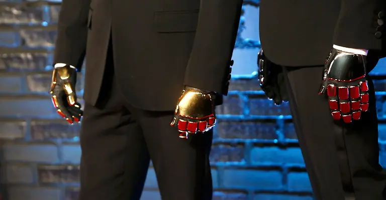 2013-08-26T015147Z-650349169-TB3E98Q0563JK-RTRMADP-3-TELEVISION-MTV-VMA-JPG3420841005196318347