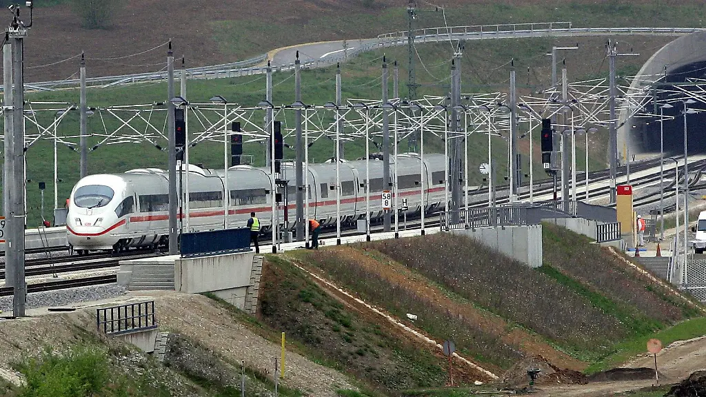 2013-08-19T121155Z-167759994-PBEAHUNOEAV-RTRMADP-3-GERMANY-JPG9042469593006487036