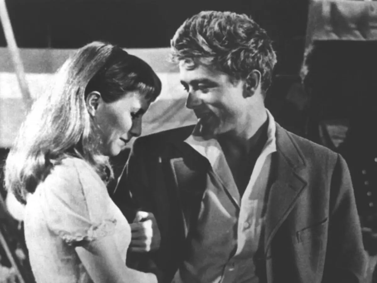 An-der-Seite-von-James-Dean-in-Jenseits-von-Eden-Julie-Harris-erfolgreiche-Buehnen-Film-und-Fernsehschauspielerin-ist-im-alter-von-87-Jahren-verstorben