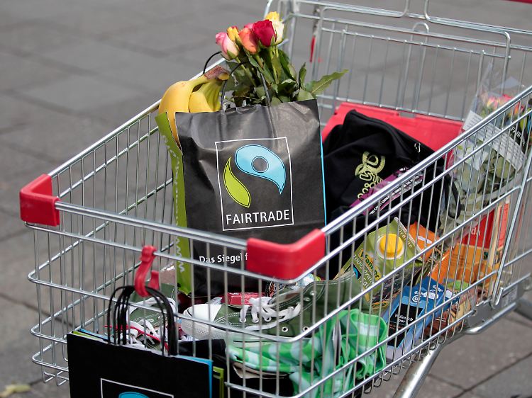 Mittlerweile bieten viele Supermarktketten und Drogeriemärkte, aber auch Bioläden und Blumengeschäfte gerecht gehandelte Waren an.