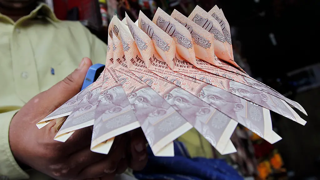 Huebsch-gefaltet-als-Mitgift-doch-der-Wert-der-Rupie-sinkt-weiter