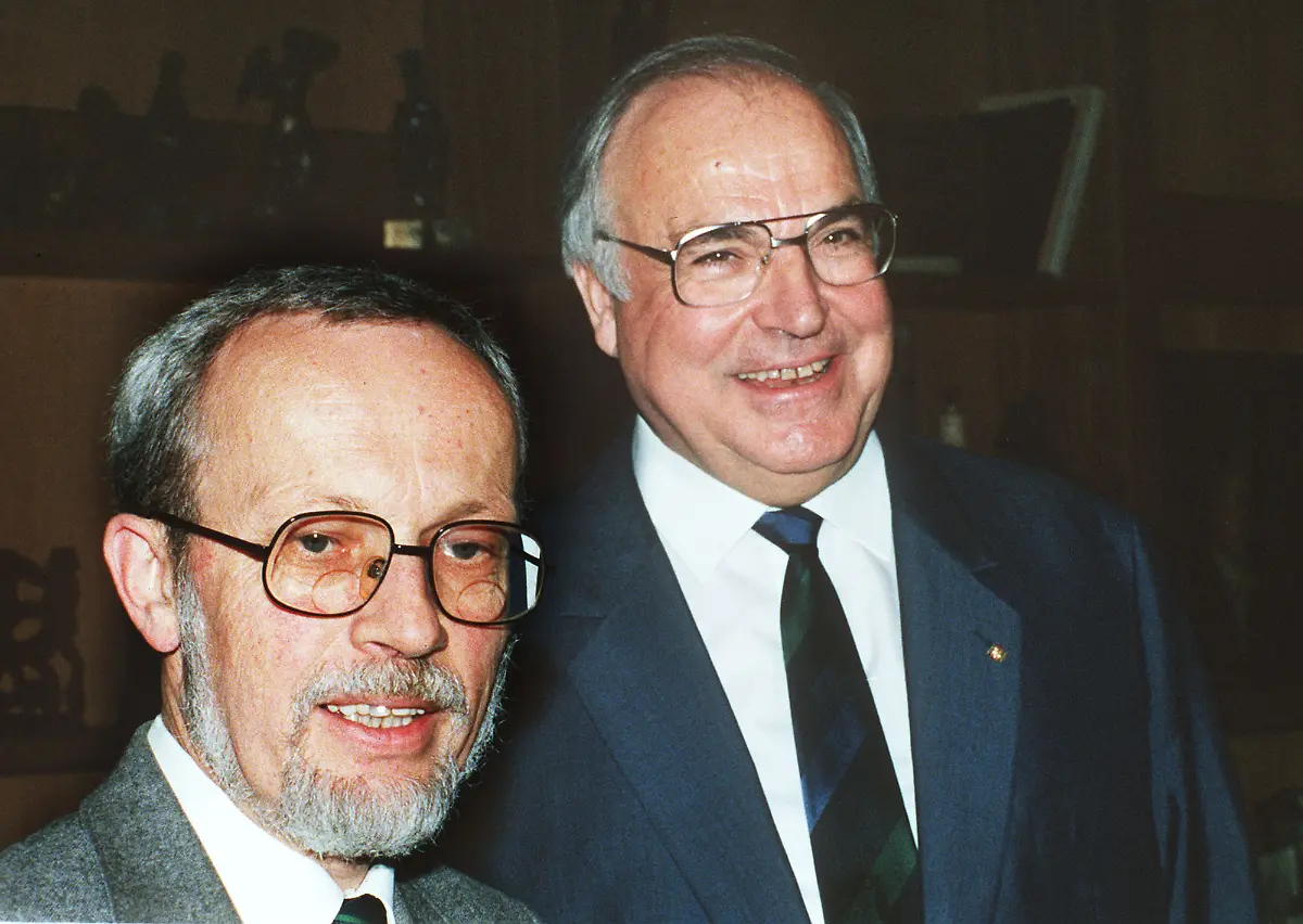 Kohl-deMaiziere-24041990