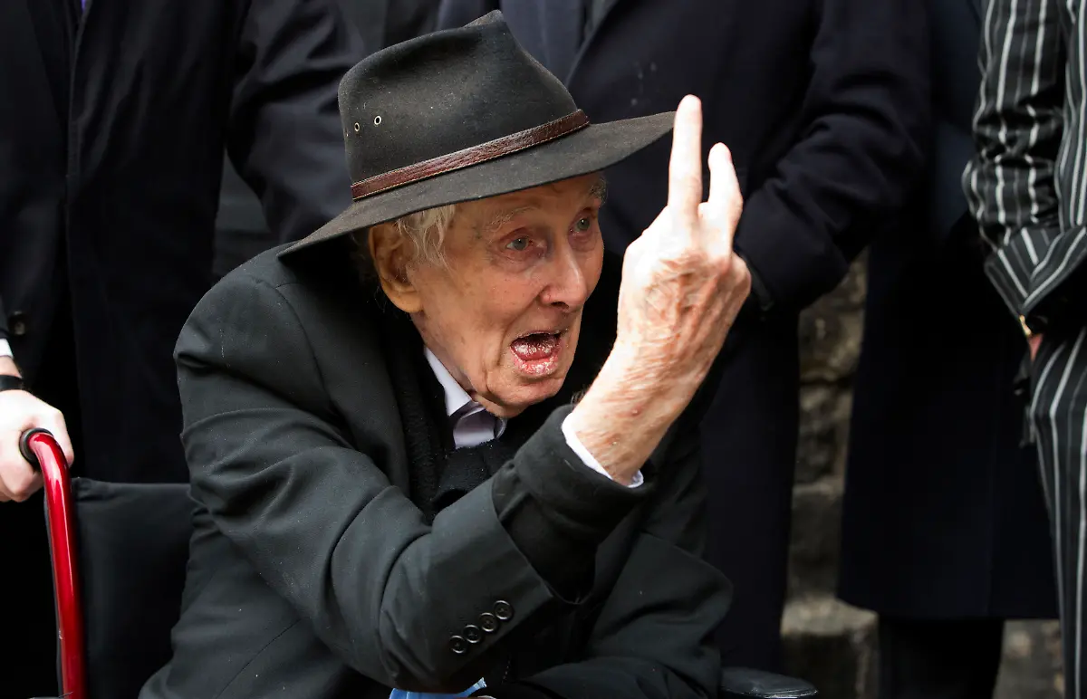 14-Biggs-im-rollstuhl