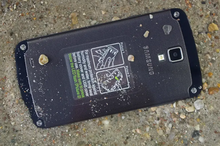 Galaxy-S4-Active-Wasser-02