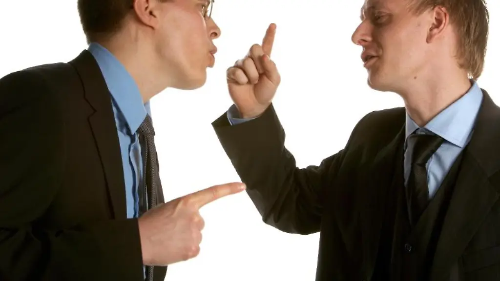 Nicht-gleich-an-die-Decke-gehen-Einen-Termin-vereinbaren-und-dann-sachlich-argumentieren-das-hilft-bei-Streitigkeiten-unter-Kollegen