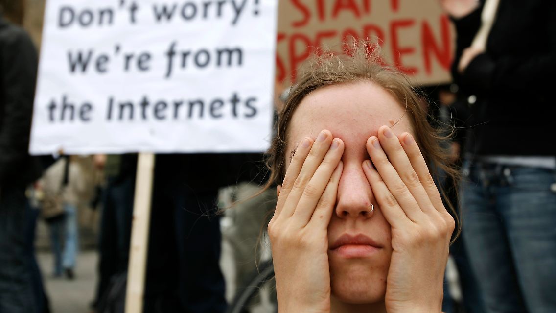 Protest gegen Internetsperren: Nun wird auch die Online-Kommunikation kontrolliert.