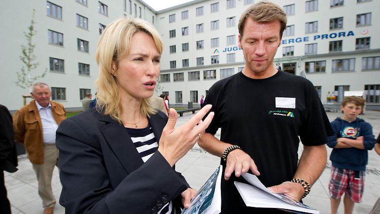 Manuela Schwesig, Ministerin für Soziales und Gesundheit von Mecklenburg-Vorpommern, und Herbergsvater Dennis Brosseit in der neu eröffneten Jugendherberge Prora.