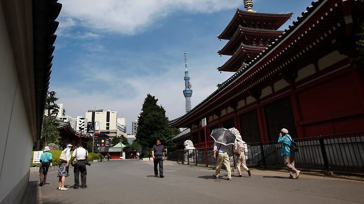 Alt und Neu in Tokio: Der neue Fernsehturm überragt die japanische Hauptstadt.