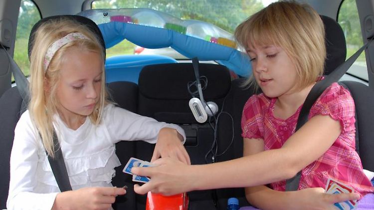 Spiele halten Kinder auf Autofahrten bei Laune. Karten- oder Würfelspiele sind aber weniger empfehlenswert, weil schnell Teile davon unter die Sitze fallen können.