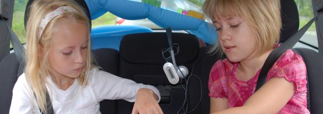 Spiele halten Kinder auf Autofahrten bei Laune. Karten- oder Würfelspiele sind aber weniger empfehlenswert, weil schnell Teile davon unter die Sitze fallen können.