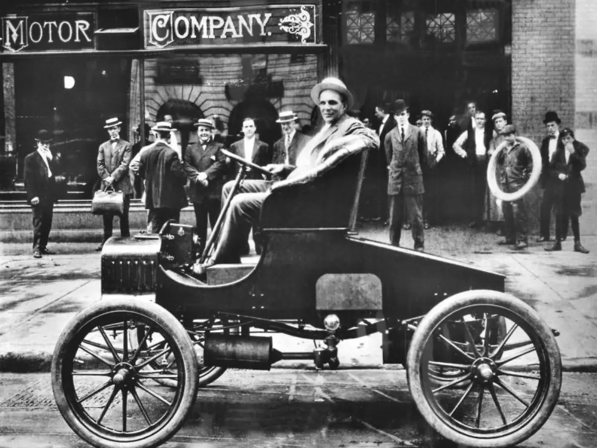 Henry-Ford-posiert-im-Jahr-1900-vor-seinem-Werk-in-Detroit-Der-Gruender-und-Praesident-der-Ford-Motor-Co-revolutionierte-mit-der-Massenproduktion-des-Model-T-die-industrielle-Produktionsweise