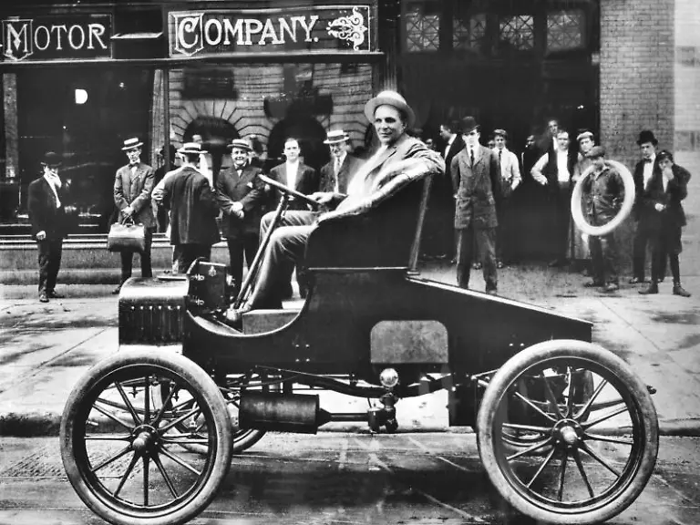 Henry-Ford-posiert-im-Jahr-1900-vor-seinem-Werk-in-Detroit-Der-Gruender-und-Praesident-der-Ford-Motor-Co-revolutionierte-mit-der-Massenproduktion-des-Model-T-die-industrielle-Produktionsweise