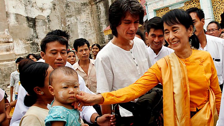 Aung San Suu Kyi besucht Bagan gemeinsam mit ihrem Sohn Kim Aris.