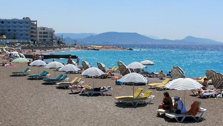 Straßenschlachten in Athen, Sonnenbaden in den Urlaubsorten - der Kontrast zwischen den Ferieninseln und den jüngsten Bildern aus Griechenlands Hauptstadt könnte kaum größer sein.