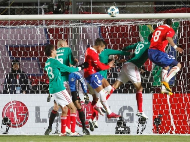 Der Leverkusener Arturo Vidal köpft den 2:1-Siegtreffer für Chile gegen México.