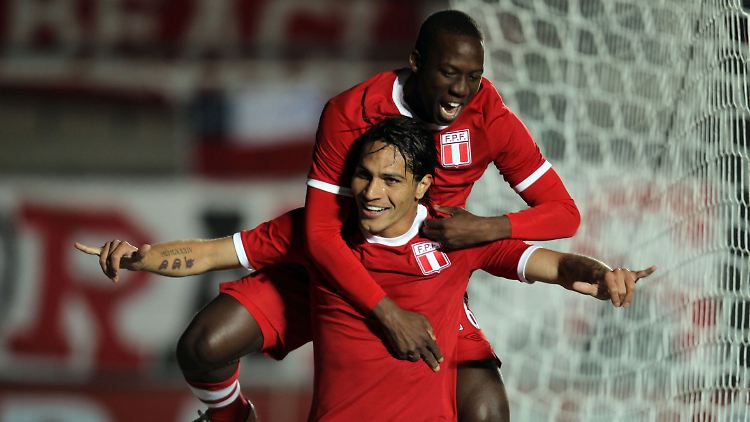 Der Leverkusener Arturo Vidal bejubelt seinen 2:1-Siegtreffer für Chile gegen México mit Teamkollege Luis Advincula.