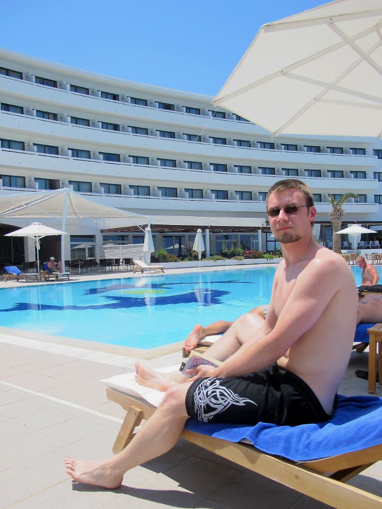 Endlich am Pool: Der Flieger von Dennis Schladebeck hob mit mehrstündiger Verspätung ab.
