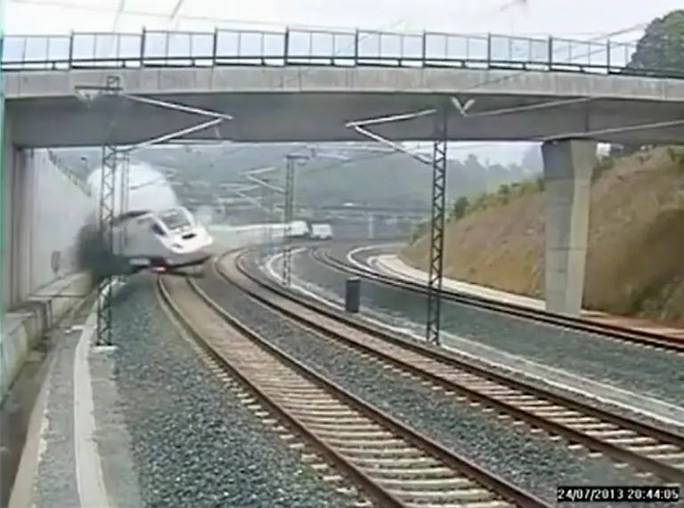 2013-07-25T114348Z-792169066-GM1E97P1IAR01-RTRMADP-3-SPAIN-TRAIN-JPG566810925796485438