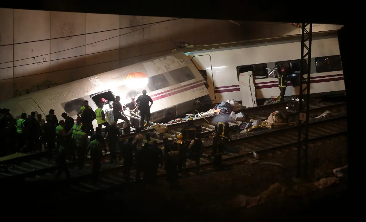 2013-07-24T221356Z-896550463-GM1E97P0H4K01-RTRMADP-3-SPAIN-TRAIN-JPG7030561982199633911